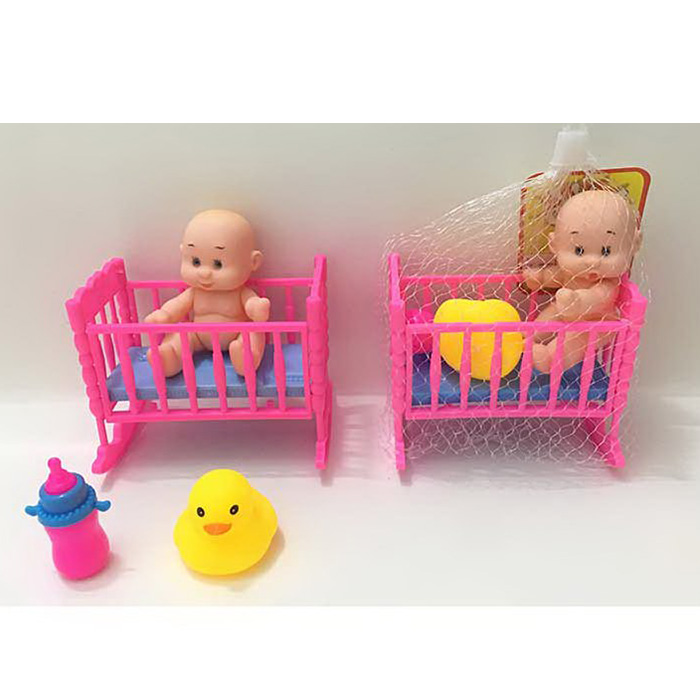Пупс 11 см з ліжечком 12,5х10х8,5 см, качечкою-пискавкою 6 см та пляшечкою, у сітці 12,5х22х8,5 см
