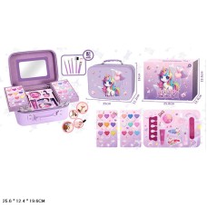 Дитяча косметика: тіні, помада, лак для нігтів, аксесуари для волосся, пензлики, у валізі 25х11,2х18 см.