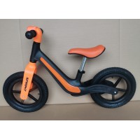 Велобіг з рамою з нейлонового скловолокна та надувними колесами