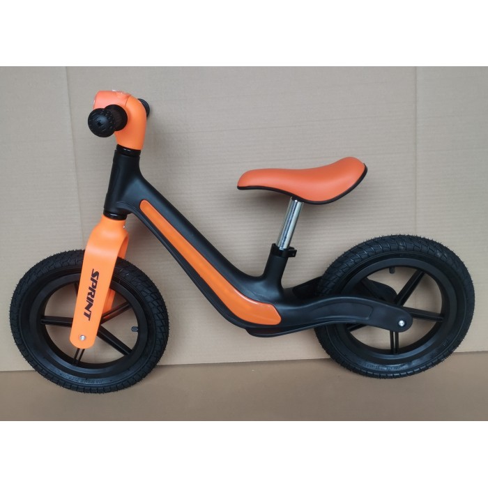 Велобіг з рамою з нейлонового скловолокна та надувними колесами